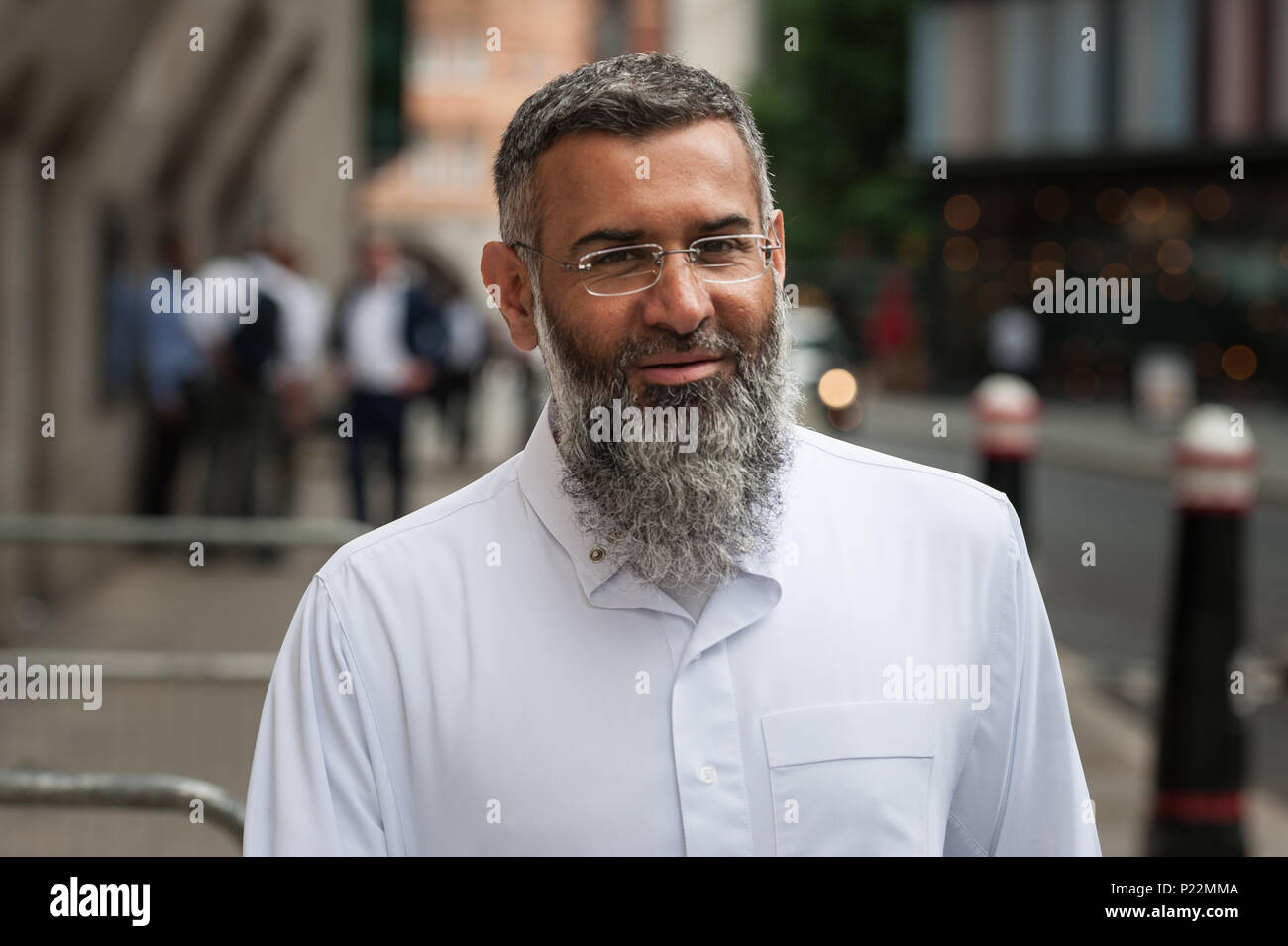 Old Bailey, London, UK. 27. Juli 2016. Radikale Prediger Anjem Choudary verlässt das Old Bailey, London. Stockfoto