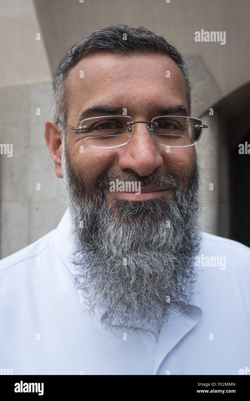 Old Bailey, London, UK. 27. Juli 2016. Radikale Prediger Anjem Choudary verlässt das Old Bailey, London. Stockfoto