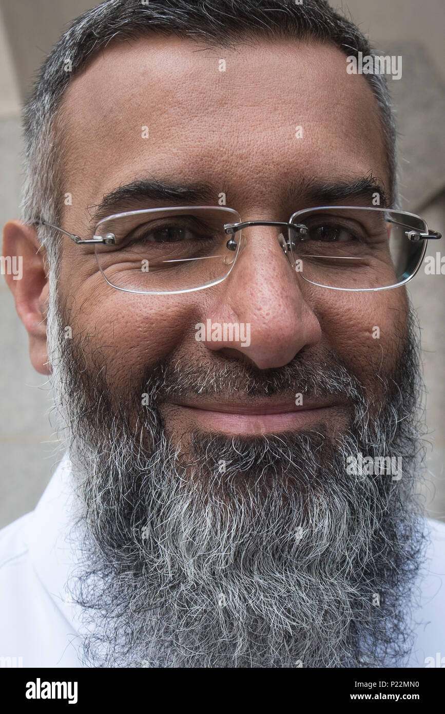 Old Bailey, London, UK. 27. Juli 2016. Radikale Prediger Anjem Choudary verlässt das Old Bailey, London. Stockfoto