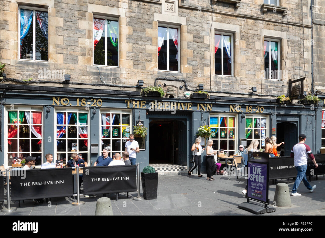 Die Leute trinken außerhalb des Bienenstockes Inn Pub an einem sonnigen Tag im Sommer, Grassmarket, Edinburgh Old Town, Edinburgh Schottland Großbritannien Stockfoto