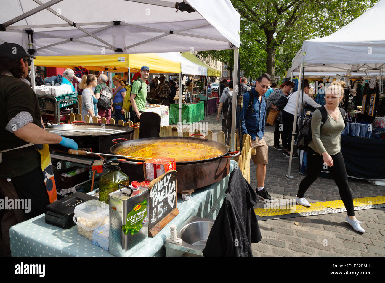 Menschen einkaufen in den wöchentlichen Markt, Grassmarket, Edinburgh Old Town, Edinburgh Schottland Großbritannien Europa Stockfoto