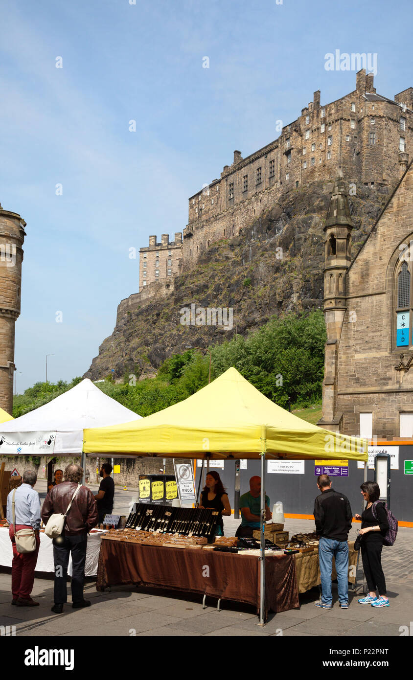 Menschen Einkaufen in der wöchentliche Markt, Grassmarket, unterhalb vom Schloss Edinburgh, der Altstadt von Edinburgh, Edinburgh Schottland Großbritannien Europa Stockfoto