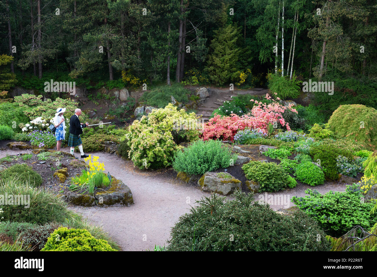 Besucher wandern in den Royal Botanic Garden, Edinburgh, Schottland Großbritannien Stockfoto