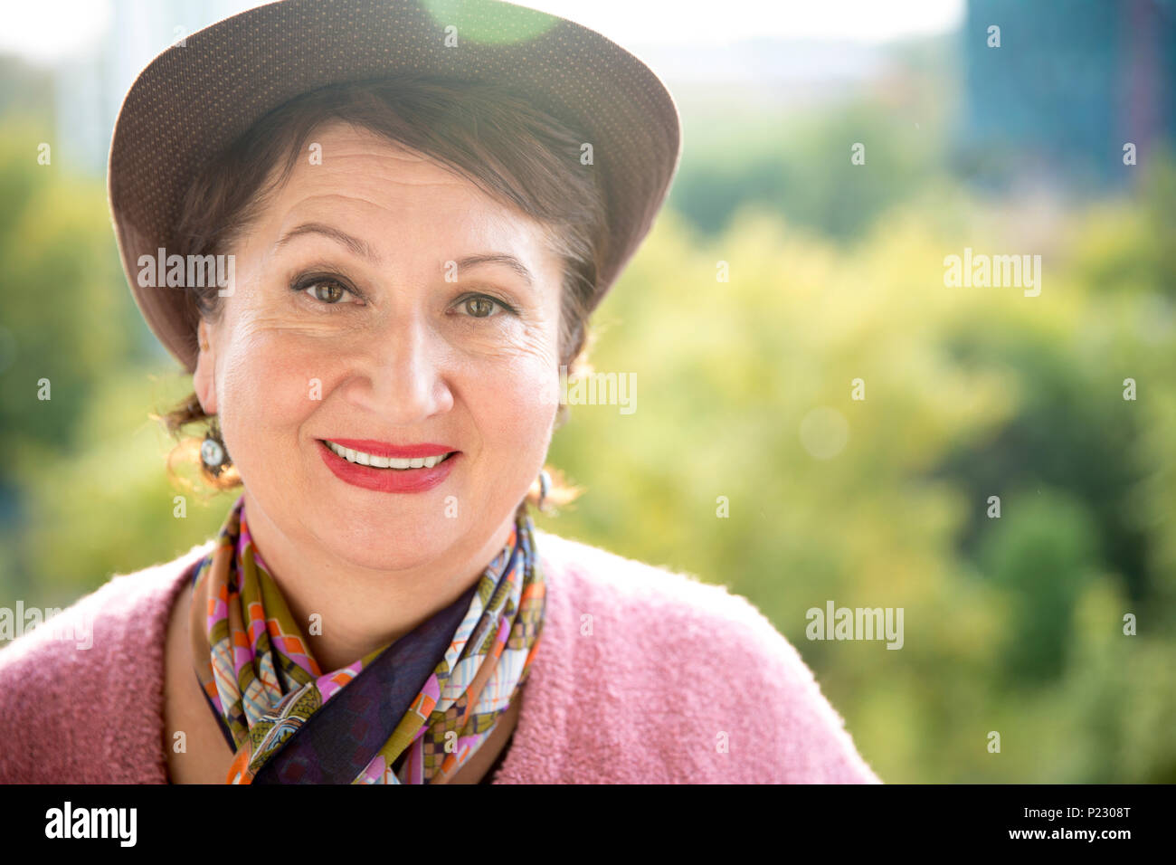 Porträt Porträt einer liebenswerten älteren Frau lächelnd Stockfoto