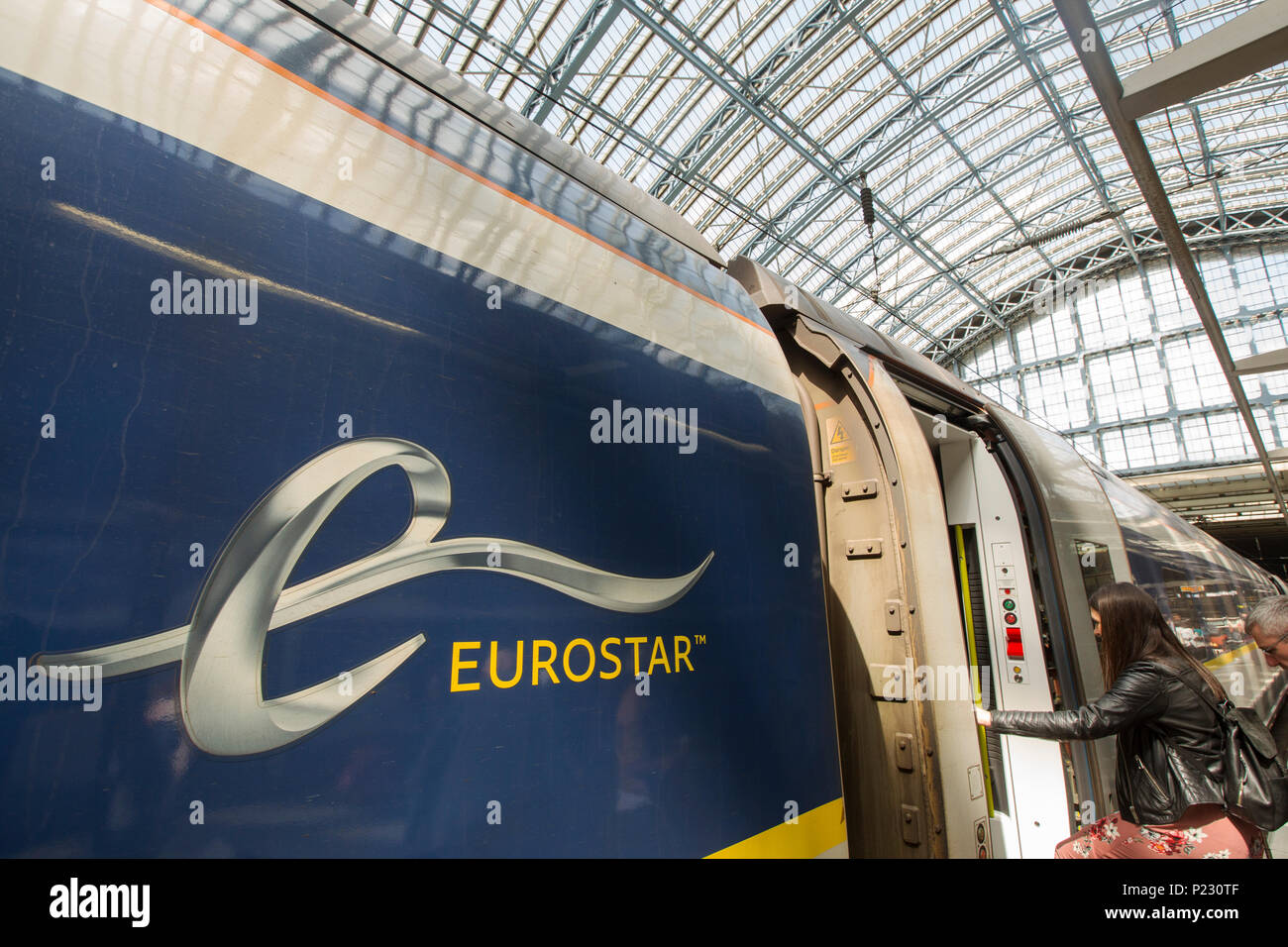Die Passagiere ein- und aussteigen der Eurostar in der Nähe von Kings Cross St Pancras, London, UK. Stockfoto