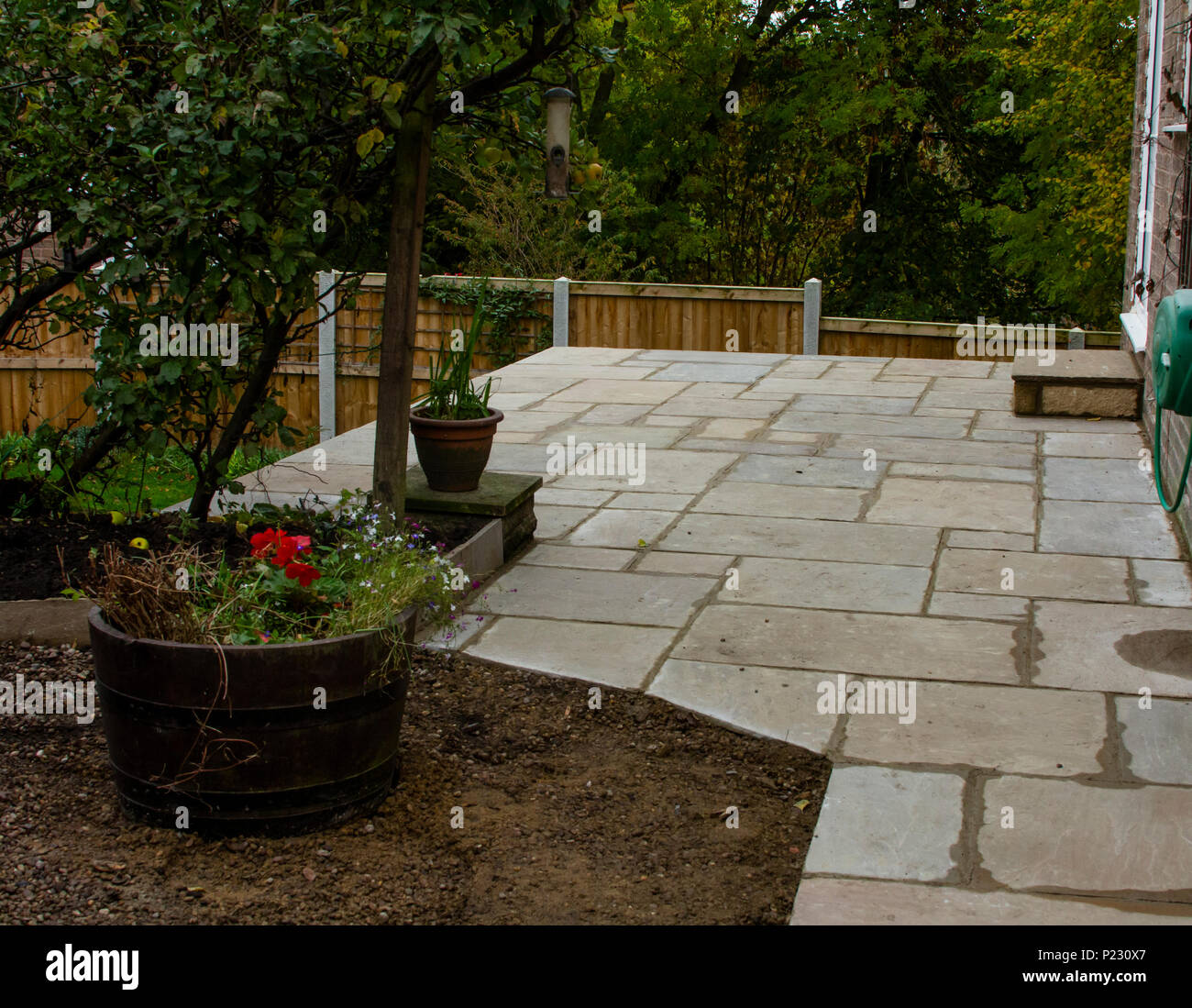 Neu Terrasse aus indischer Schiefer gelegt. Stockfoto