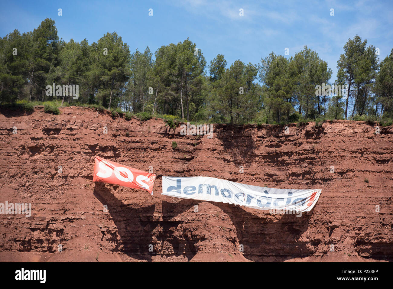 Eine katalanische Protest Banner auf einem strassenrand Crag in Spanien. Stockfoto