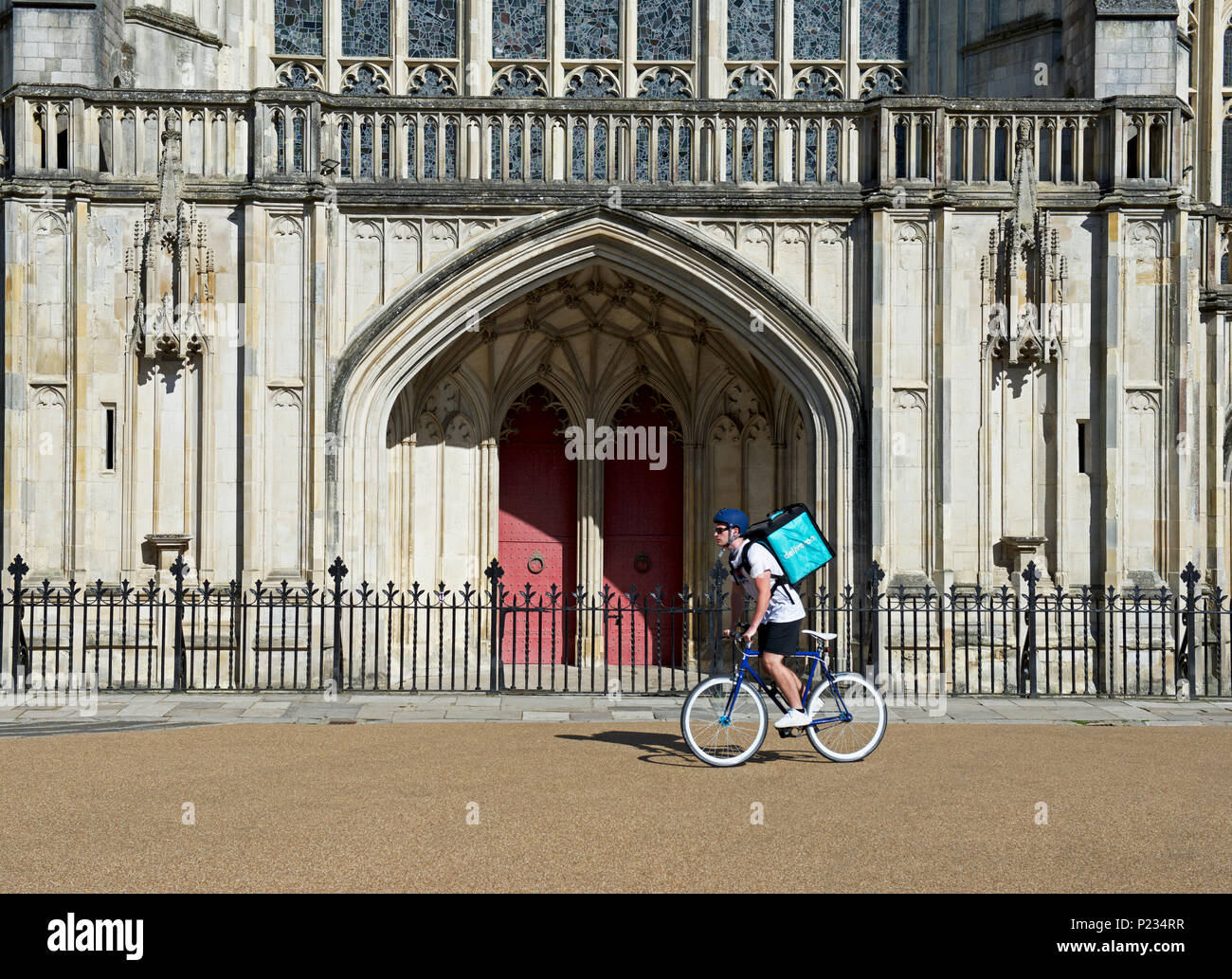 Deliveroo Mitarbeiter, Kathedrale von Winchester, Hampshire, England Großbritannien Stockfoto