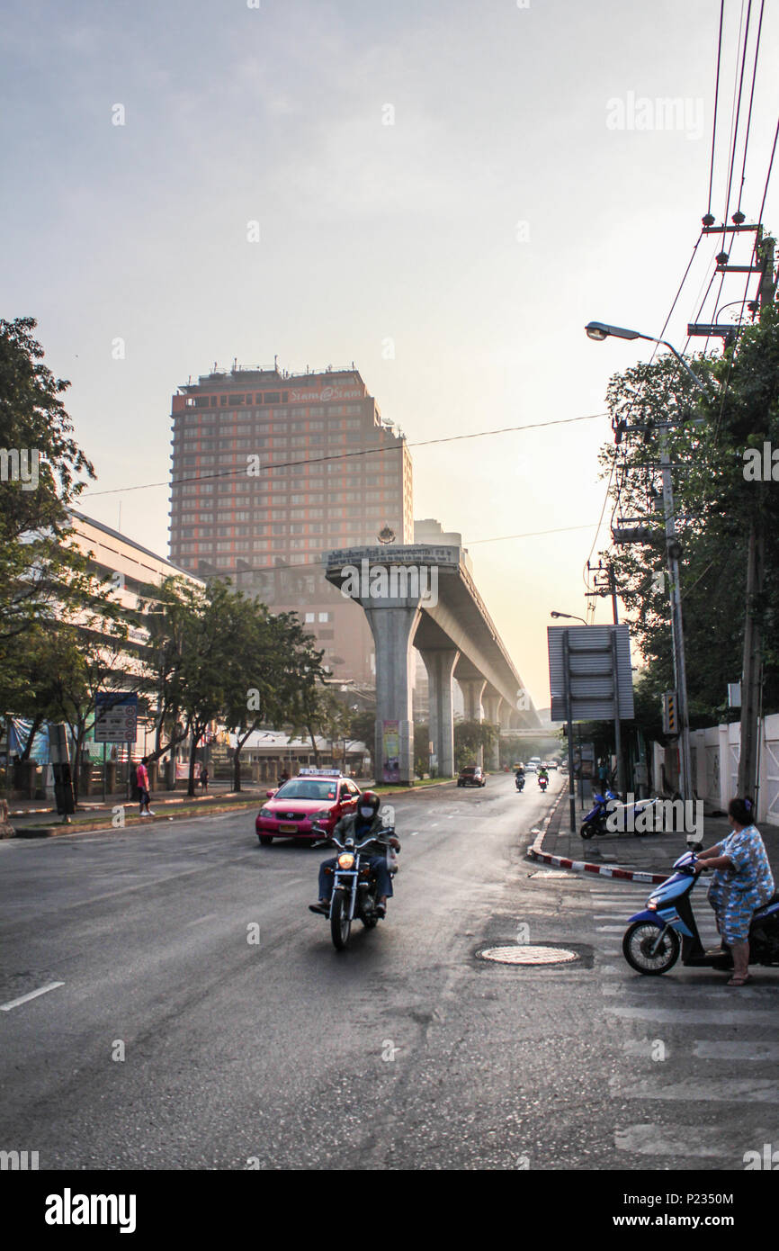 Bangkok, Thailand - Januar 2014: Stadtbild von Bankgok Stadtzentrum Straßenverkehr mit Sky Train Bahnhof Stockfoto