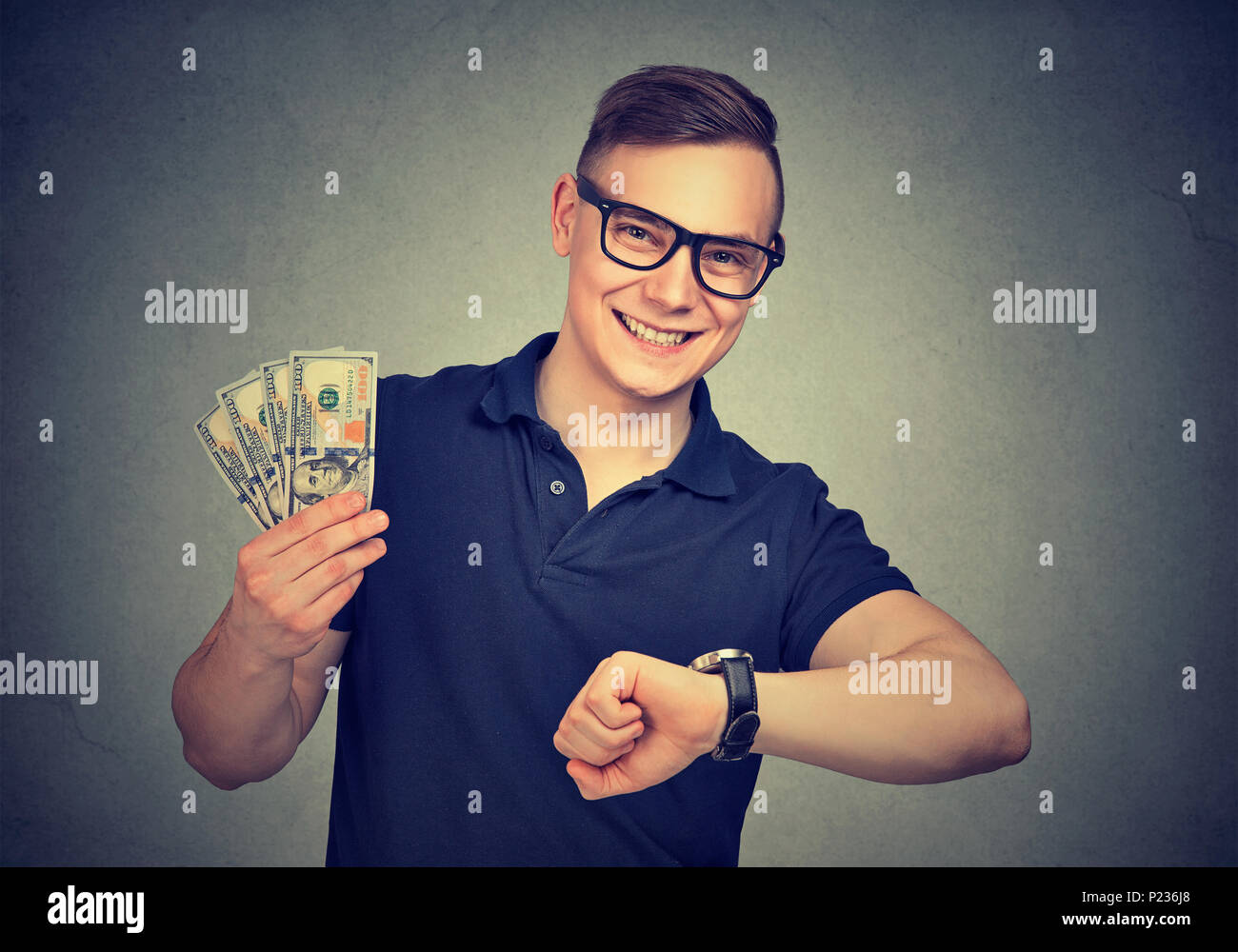 Fröhlich Inhalt junge Mann, der einfach Geld in kurzer Zeit an der Kamera schaut. Stockfoto