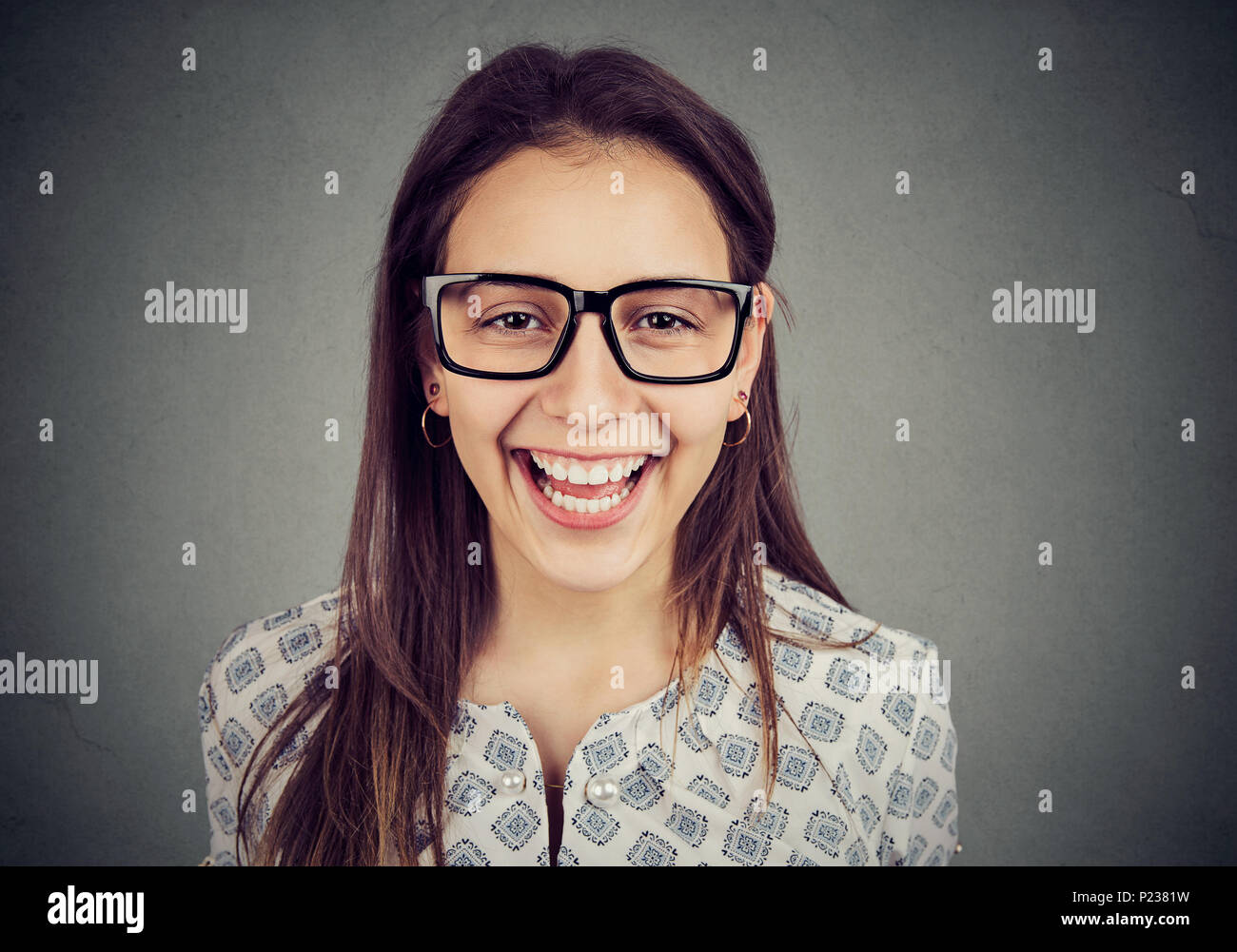 Glückliche junge Frau an positiven Nachrichten an Kamera mit freudiger und charmantes Lächeln suchen Freude Stockfoto