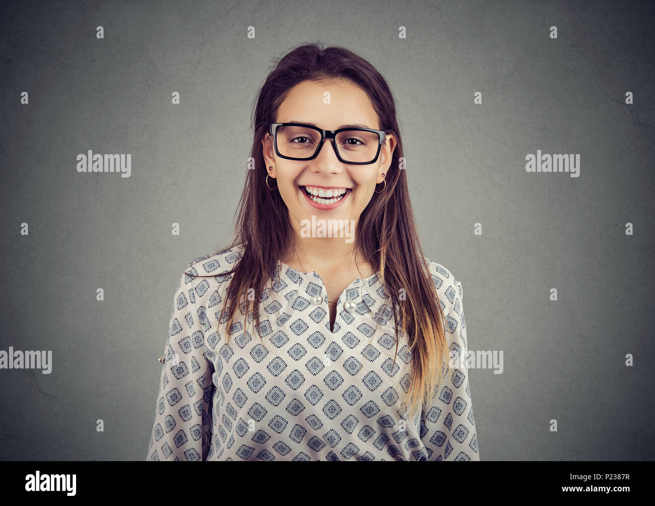 Portrait eines glücklichen jungen Frau in Gläser Stockfoto