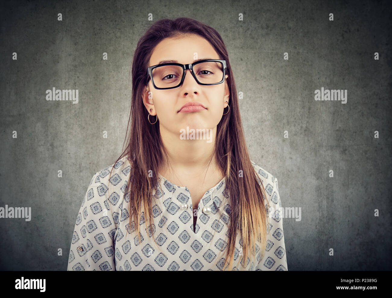 Gelangweilt genervt junge Frau in Gläser Stockfoto