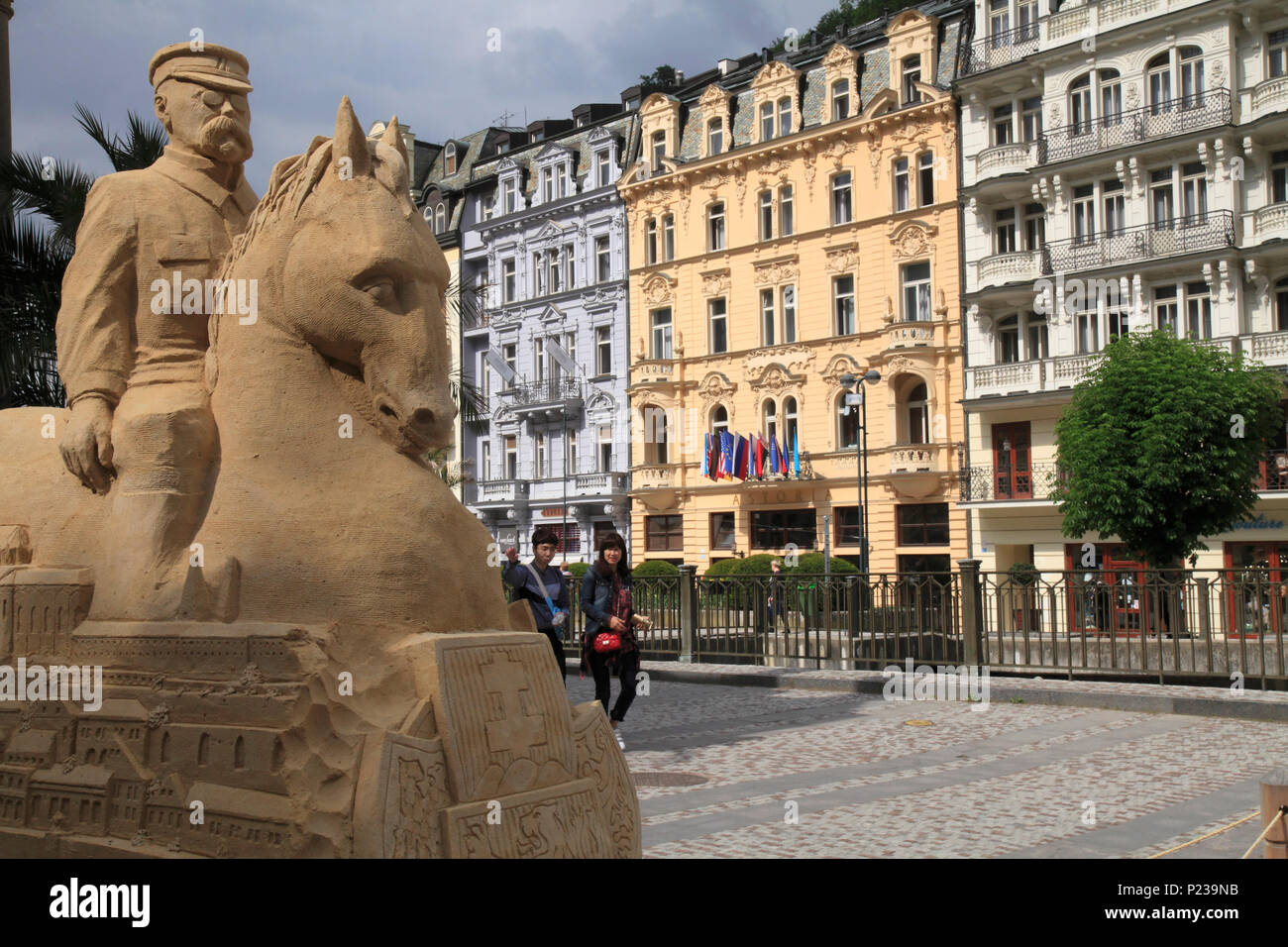 Tschechische Republik, Karlovy Vary, Mühlenkolonnade, Statue, Stockfoto