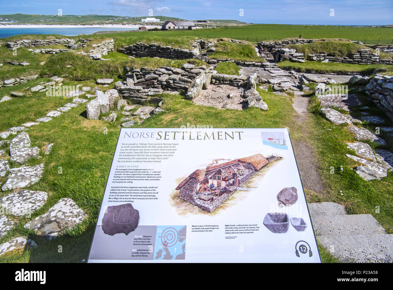 Information Board und bleibt der Nordischen Siedlung/Viking Langhaus in Jarlshof, archäologische Stätte in Sumburgh, Shetland Inseln, Schottland, Großbritannien Stockfoto