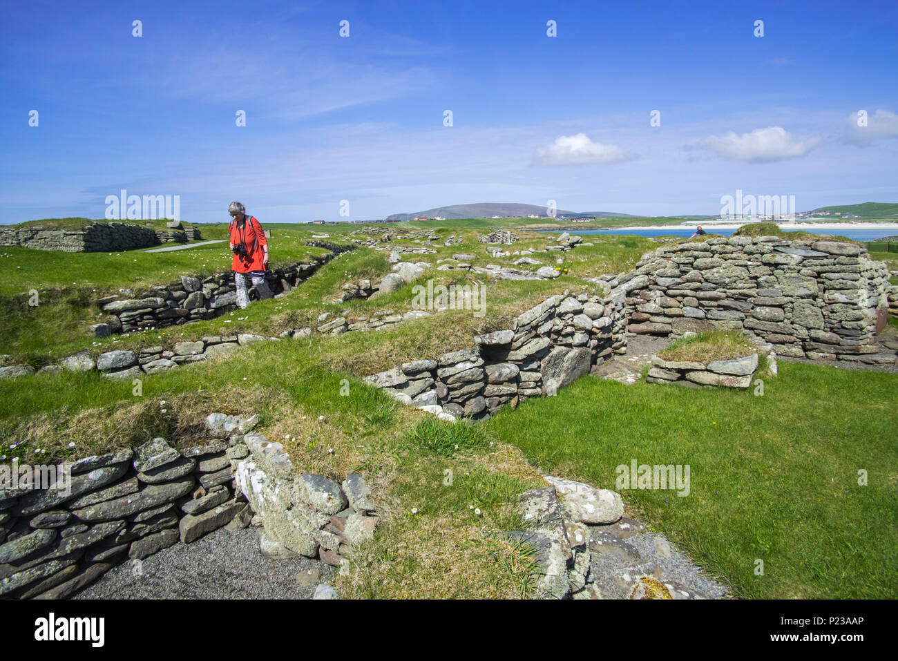 Touristen besuchen Jarlshof, archäologische Stätte, die 2500 v. Chr. vorgeschichtliche und nordischen Siedlungen in Sumburgh, Shetland Inseln, Schottland, Großbritannien Stockfoto