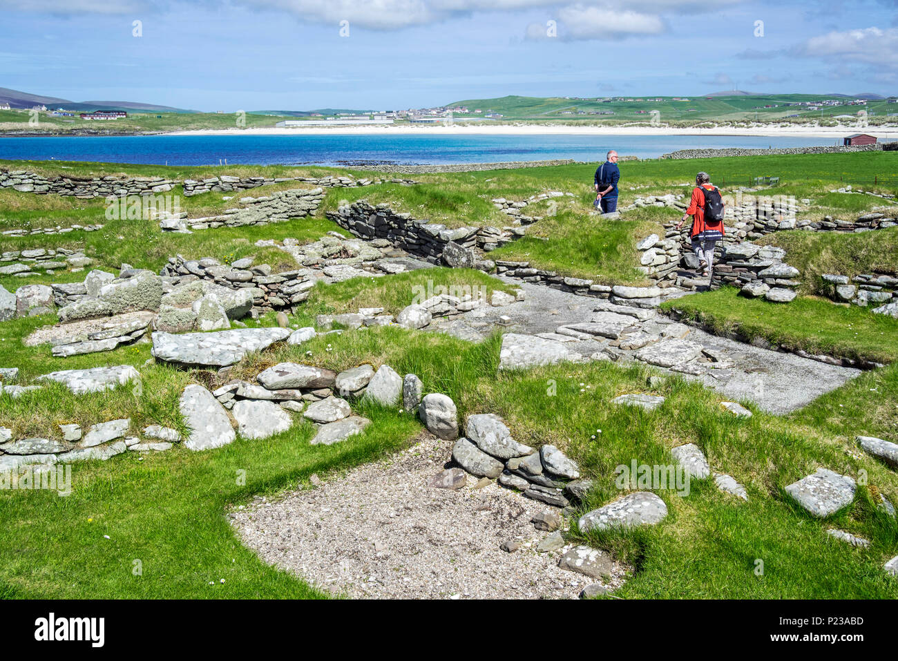 Touristen, die in Jarlshof, archäologische Stätte, die 2500 v. Chr. vorgeschichtliche und nordischen Siedlungen in Sumburgh, Shetland Inseln, Schottland, Großbritannien Stockfoto