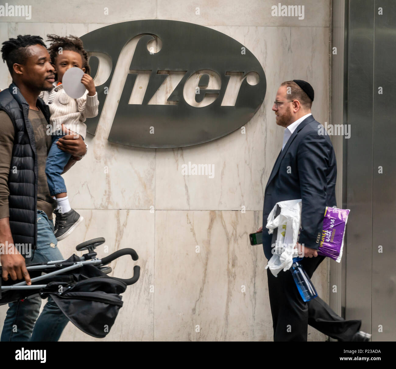 Pfizer weltweit Hauptsitz in Midtown in New York am Mittwoch, 6. Juni 2018. Pfizer ist berichtete über seinen Sitz zu bewegen, um die neuen Hudson Yards Entwicklung unter 800.000 Quadratfuß um 2022. Pfizer verkauft seine aktuelle Gebäude für rund $ 360 Millionen (Â© Richard B. Levine) Stockfoto