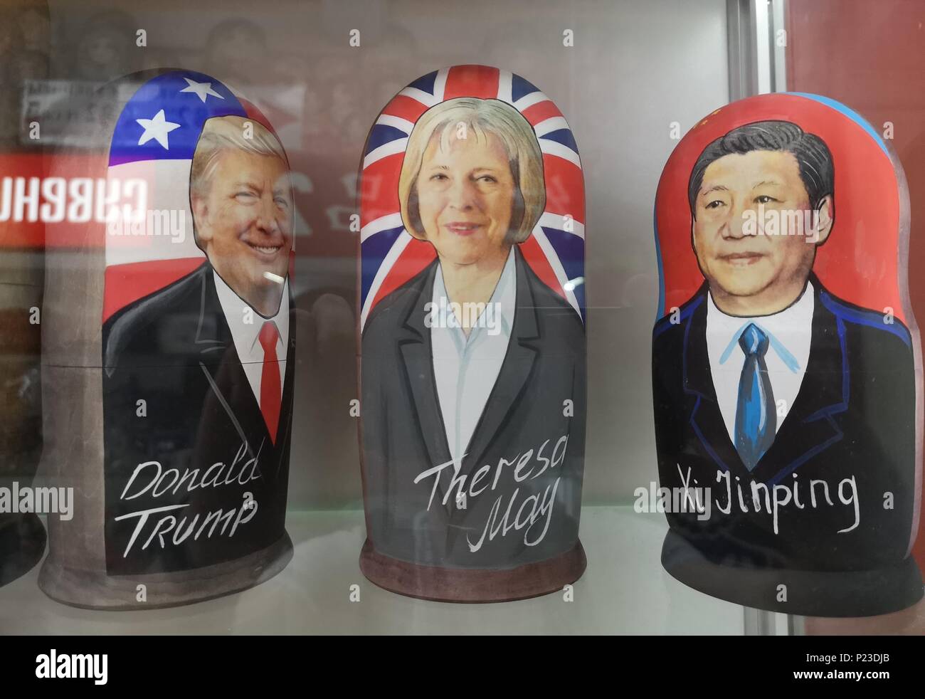 Russische Puppen von politische Figur, US-Präsident Donald Trump, Premierminister Theresa May und chinesische Präsident Xi Jinping in einem Souvenirshop im Zentrum von Moskau, die einen Preis von 7.000 Russische Rubel (&Acirc;&Pound; 84) für die hölzernen Abbild der England Kapitän Harry Kane als Erwartung für die Eröffnung der Wm baut. Stockfoto