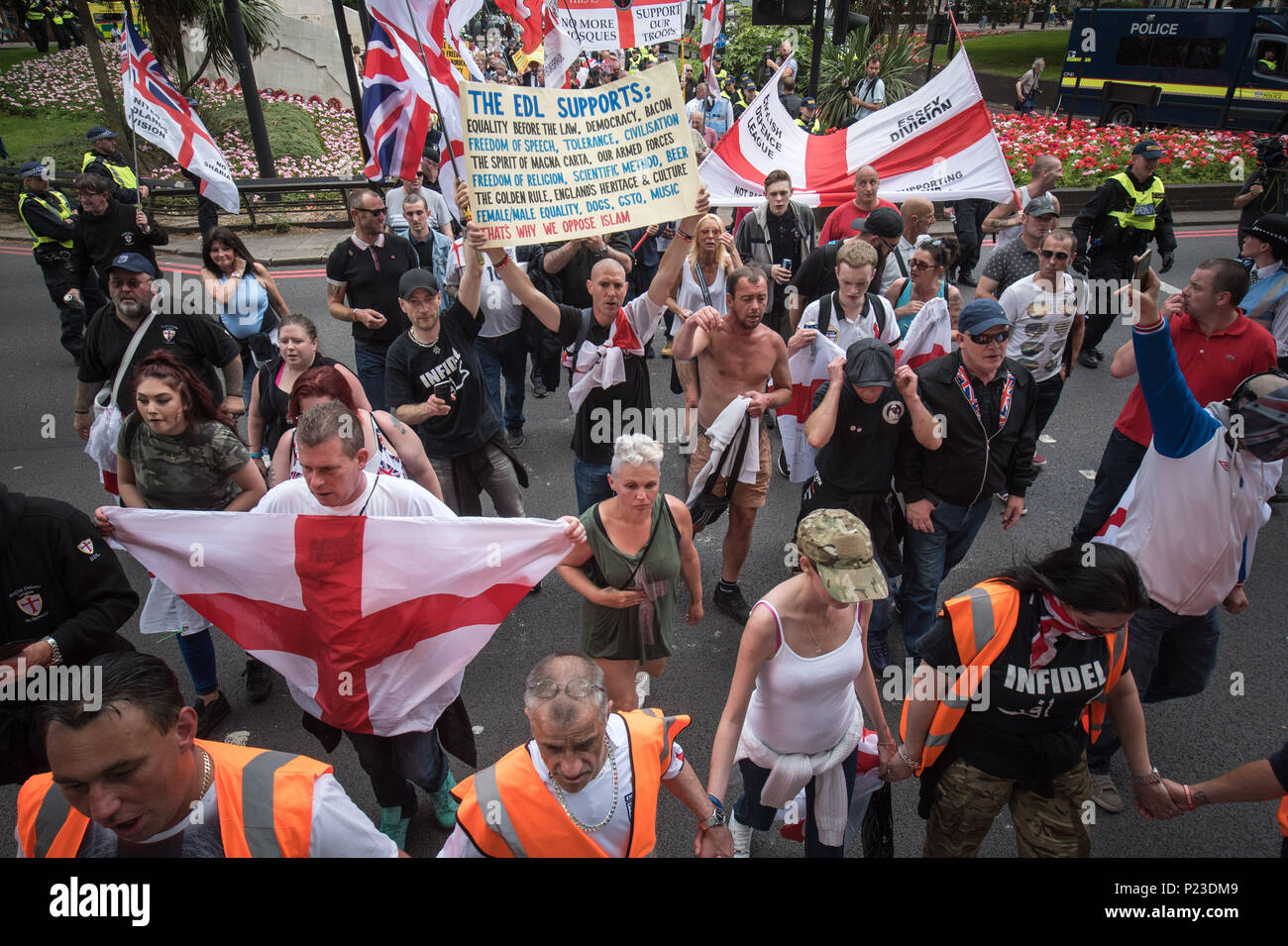 London, 16. Juli 2016. Bis zu 150 English Defence League nehmen an einer Protestkundgebung in Central London. Die EDL Aktivisten hat einen kleinen conting Stockfoto