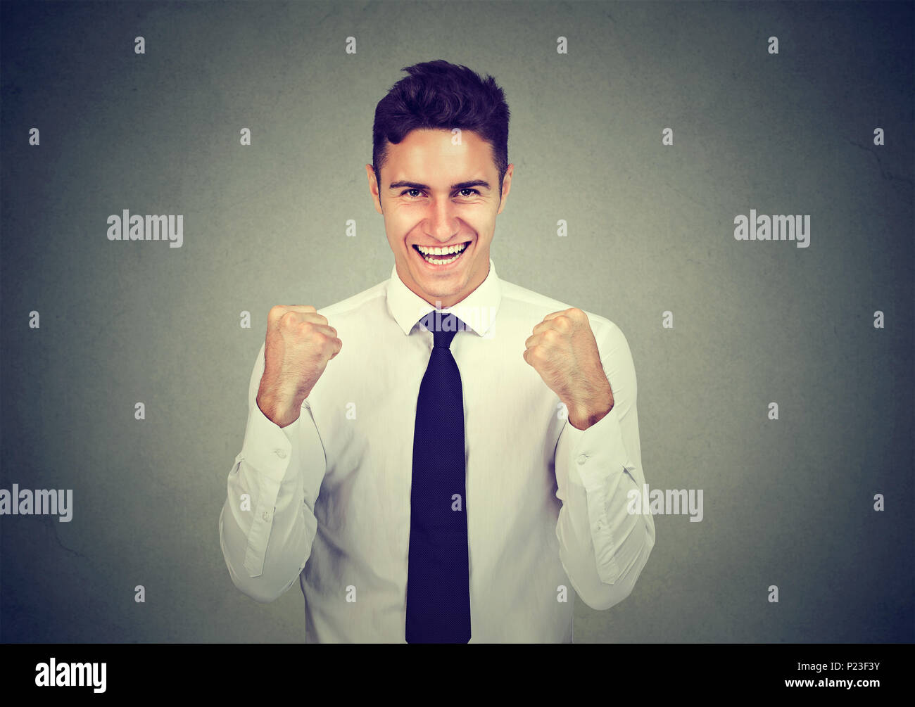 Gerne erfolgreicher Geschäftsmann ausgezeichnete Erfolge feiern. Positiver menschlicher Emotionen Gesichtsausdruck. Stockfoto