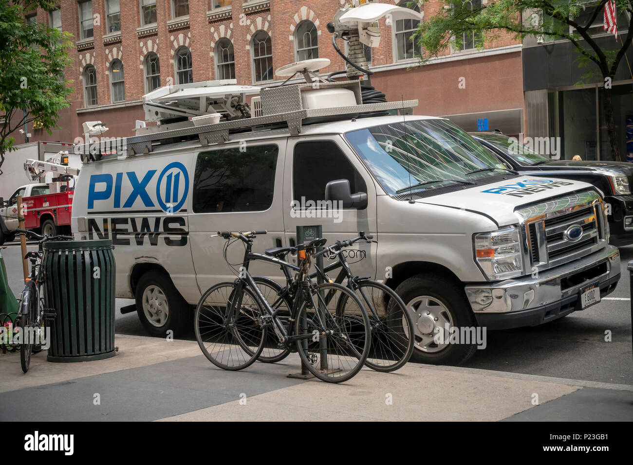 Ein PIX 11 Nachrichten van außerhalb der Tribune Media WPIX in den täglichen Nachrichten Gebäude in Midtown Manhattan in New York am Mittwoch, 6. Juni 2018. Sinclair Broadcasting Group und die Tribüne Medien arbeiten mit den FCC-Bestimmungen zu entsprechen, um die Billigung für ihre Fusion zu gewinnen. Sinclair hat bereits angekündigt, dass es verkauft sieben Stationen für Fox Broadcasting während WPIX nicht auf der Liste der jede andere mögliche Verkäufe angezeigt werden. (Â© Richard B. Levine) Stockfoto