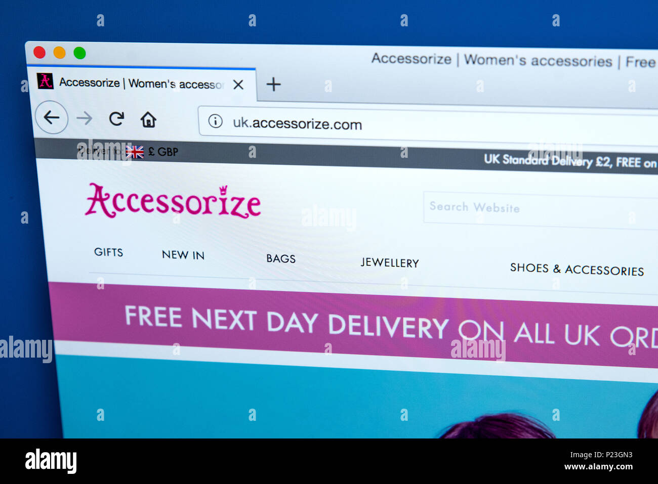 LONDON, Großbritannien - 8. FEBRUAR 2018: Die Homepage der offiziellen Webseite von Statten - die britische Kleidung Kette im Besitz von Monsoon Accessorize, am 8. Stockfoto