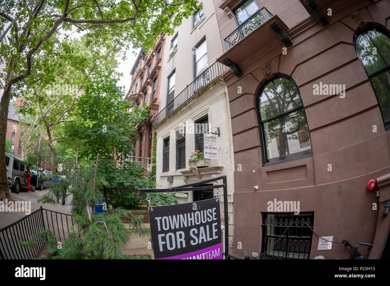 Zeichen für Stadthaus für den Verkauf in den Brooklyn Heights Nachbarschaft von Brooklyn in New York am Samstag, 9. Juni 2018. (Â© Richard B. Levine) Stockfoto