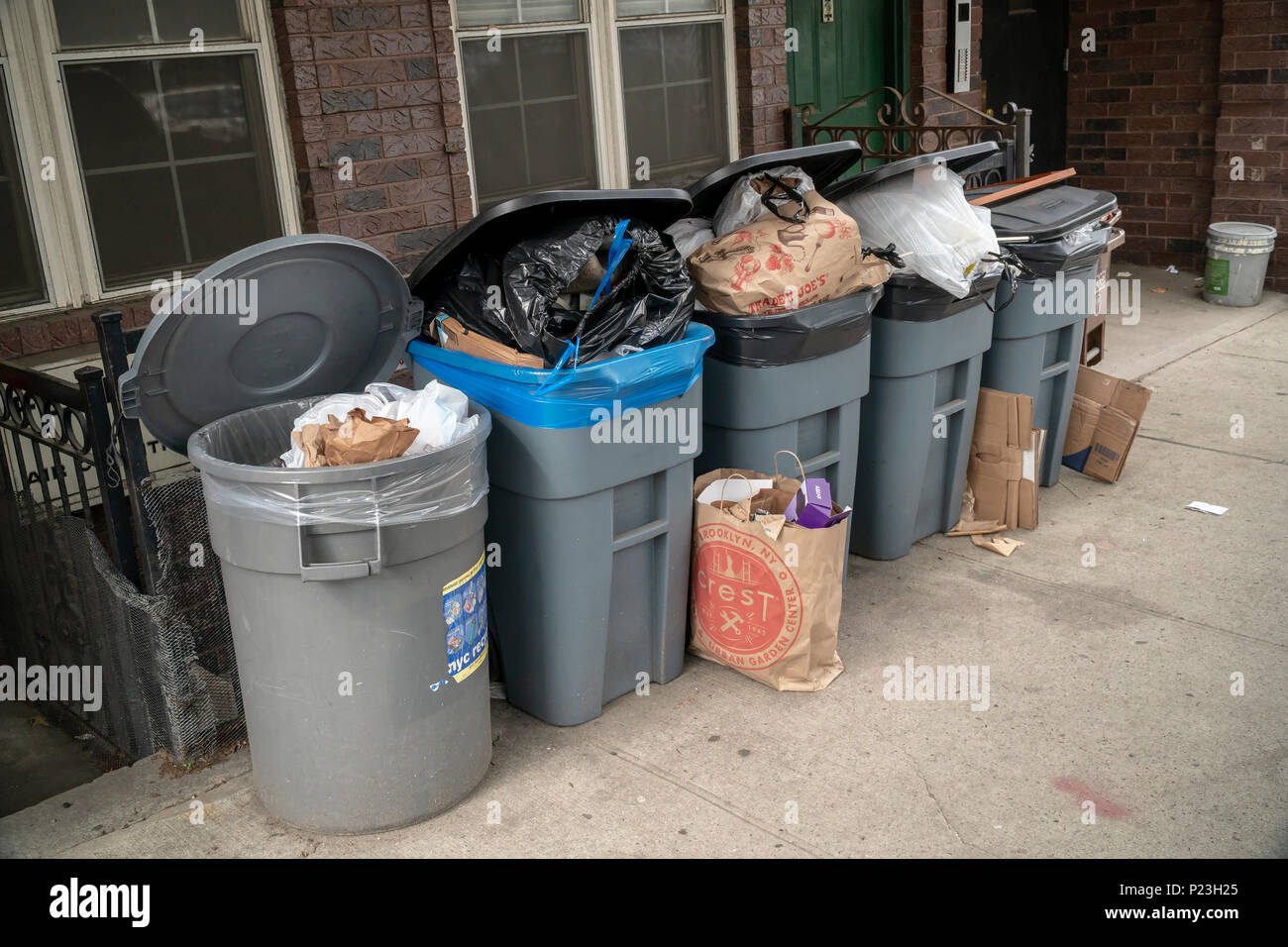 Überquellenden Mülleimer, Warten auf Abholung, außerhalb einer Wohnung Gebäude im Greenpoint Nachbarschaft von Brooklyn in New York am Sonntag, 3. Juni 2018. (Â© Richard B. Levine) Stockfoto