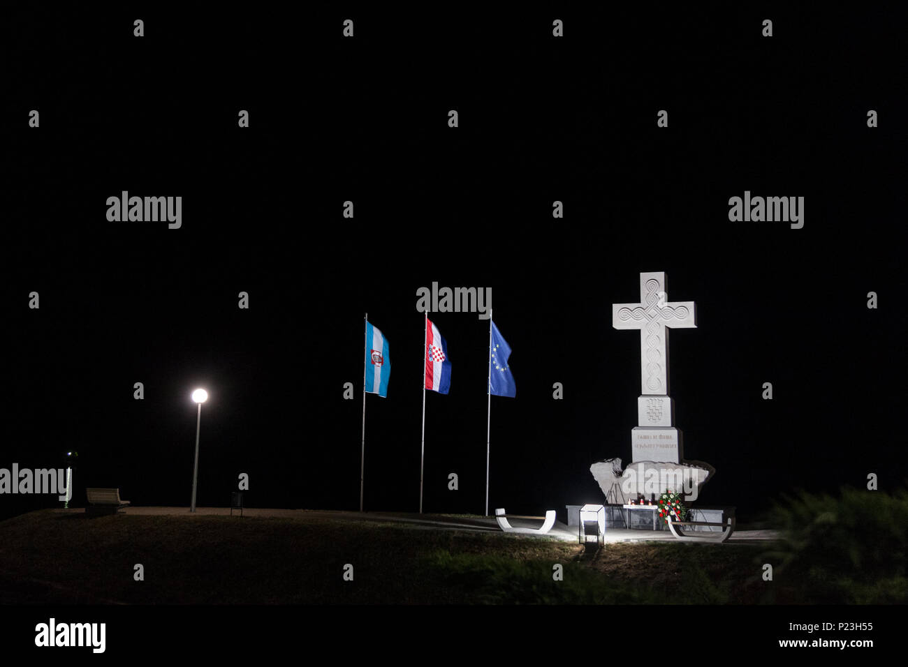 VUKOVAR, KROATIEN - 13. MAI 2018: Moument gewidmet, die Verteidiger von Vukovar in der Heimat Krieg von 1991-1995, aus einem christlichen Kreuz mit Europa Stockfoto
