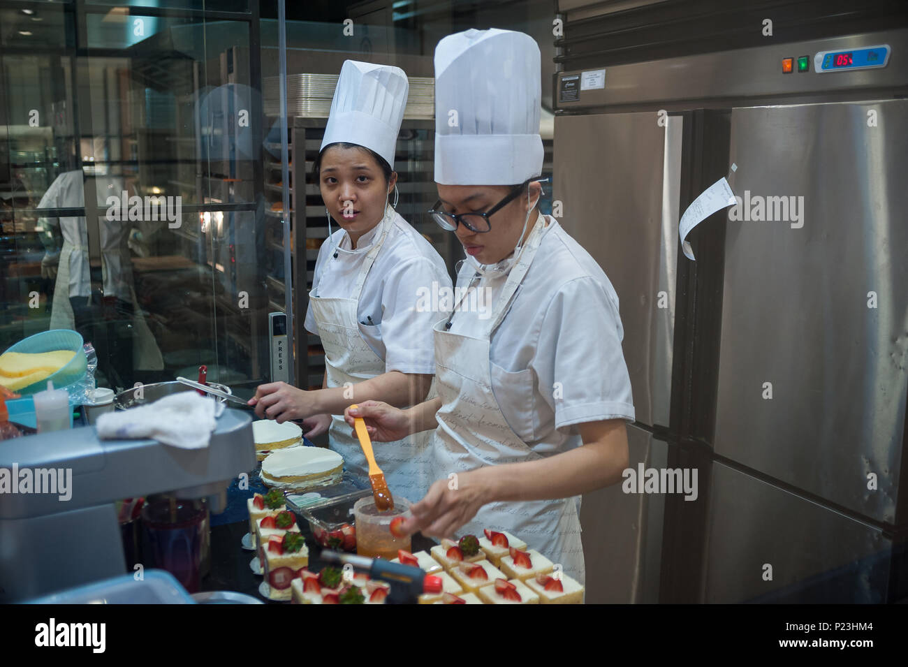 Singapur, Singapur, Angestellten, die in der Konditorei in der Wisma Atria Stockfoto