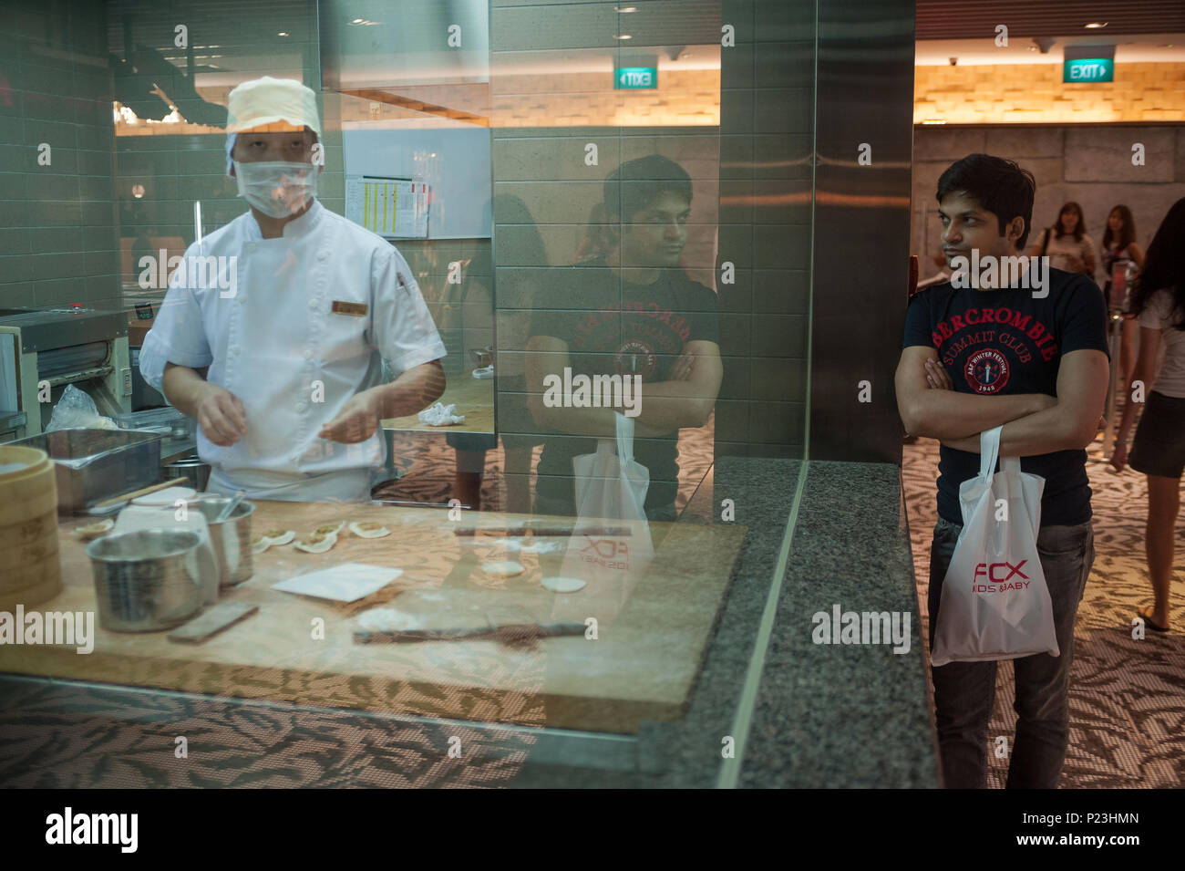 Singapur, Singapur, Mitarbeiter in einem Dim Sum Restaurant in der Wisma Atria Stockfoto
