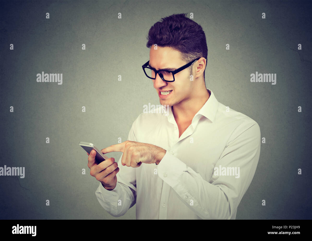 Frustrierter mann Sms mit Handy Stockfoto