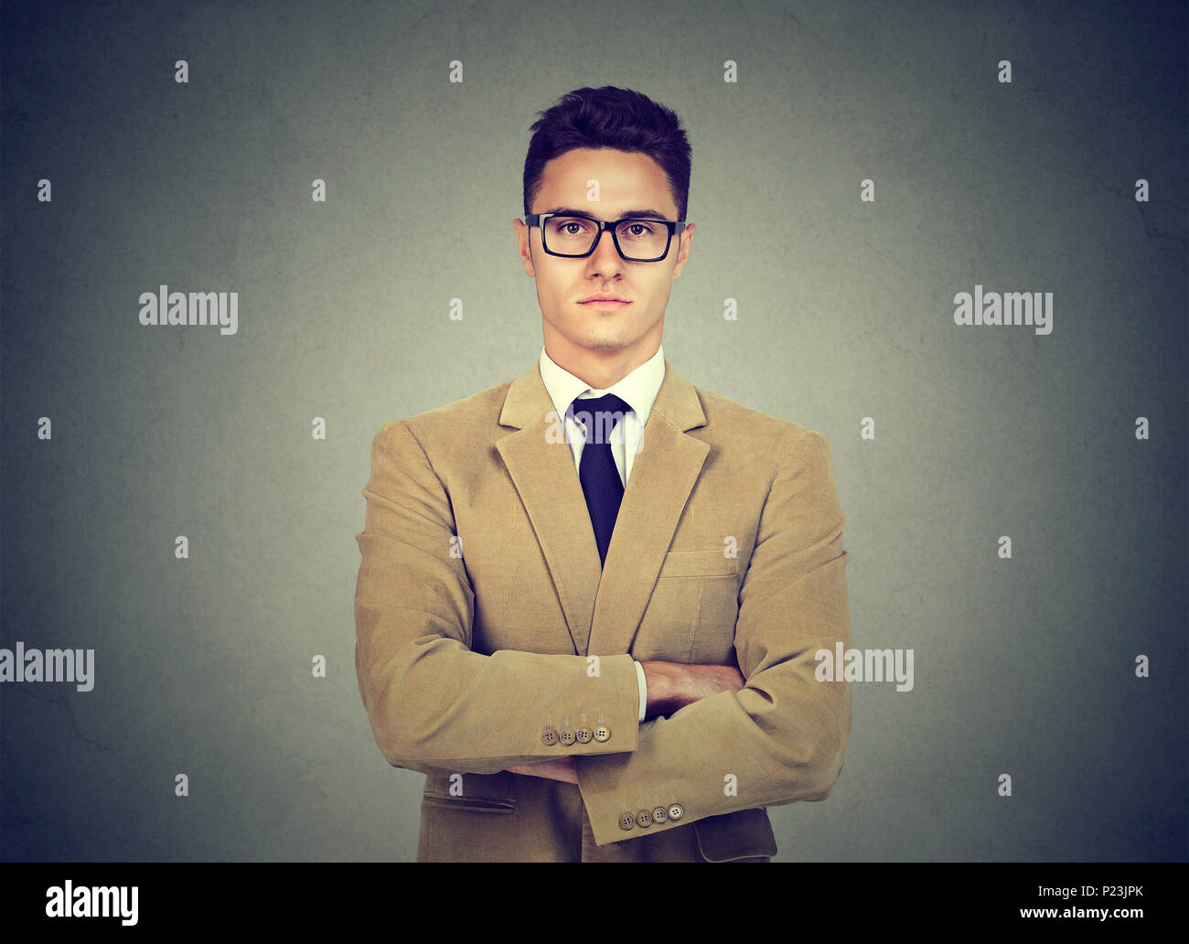 Sicher ernsthafte junge Geschäftsmann Stockfoto