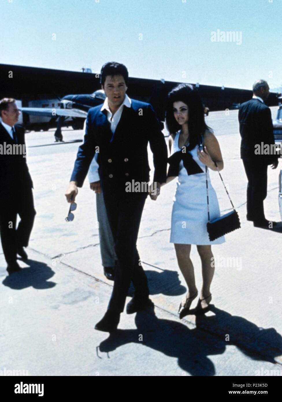 Der amerikanische Sänger Elvis Presley und seine Frau Priscilla vorbereiten Nach ihrer Hochzeit im Jahr 1967 in Las Vegas (Nevada) verlassen. Stockfoto