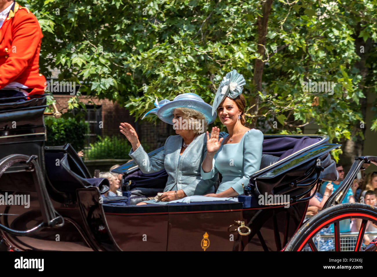 Die Herzogin von Cambridge und die Herzogin von Cornwall reiten in einer Kutsche und winken den Massen auf der Mall in Trooping the Color 2018, London, Großbritannien Stockfoto