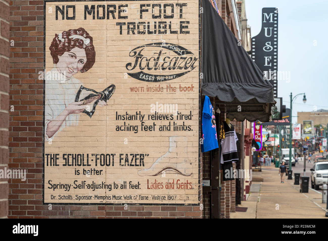 Memphis, Tennessee - ein Jahrgang 1907 Scholl' Fuß eazer" Werbung auf der Beale Street, wo Restaurants und Blues Clubs locken Touristen. Stockfoto