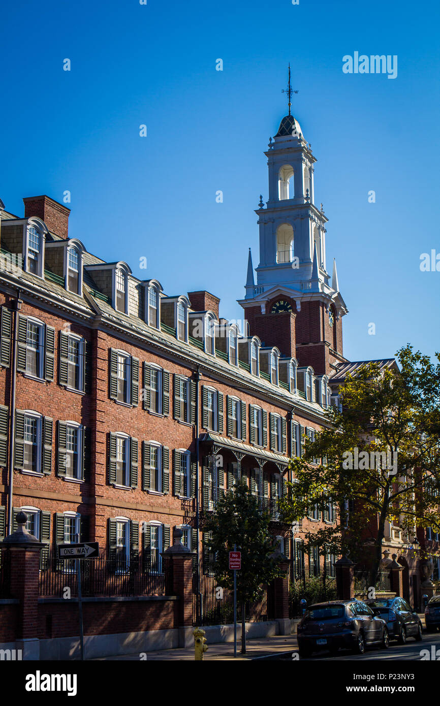 Timothy Dwight Residential College an der Yale University in New Haven, Connecticut an einem sonnigen Herbsttag Stockfoto