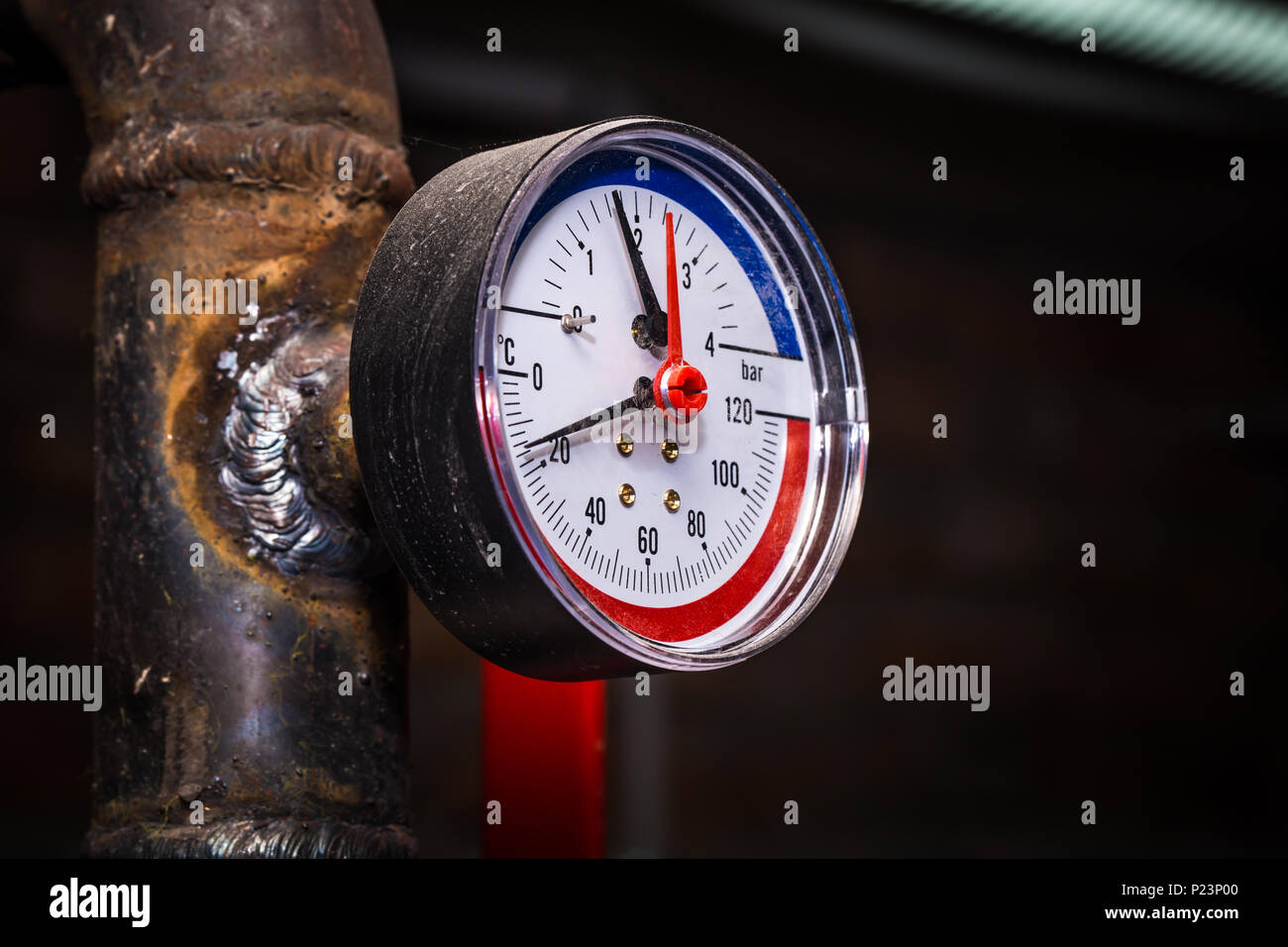 Rohrleitungen mit Manometer Wasserdruck, Zentralheizung close-up  Stockfotografie - Alamy