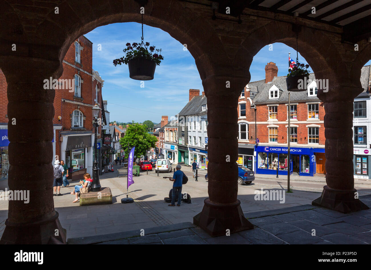 Blick auf die Broad Street aus dem Markt Haus, Ross-on-Wye, Herefordshire, England, Großbritannien Stockfoto