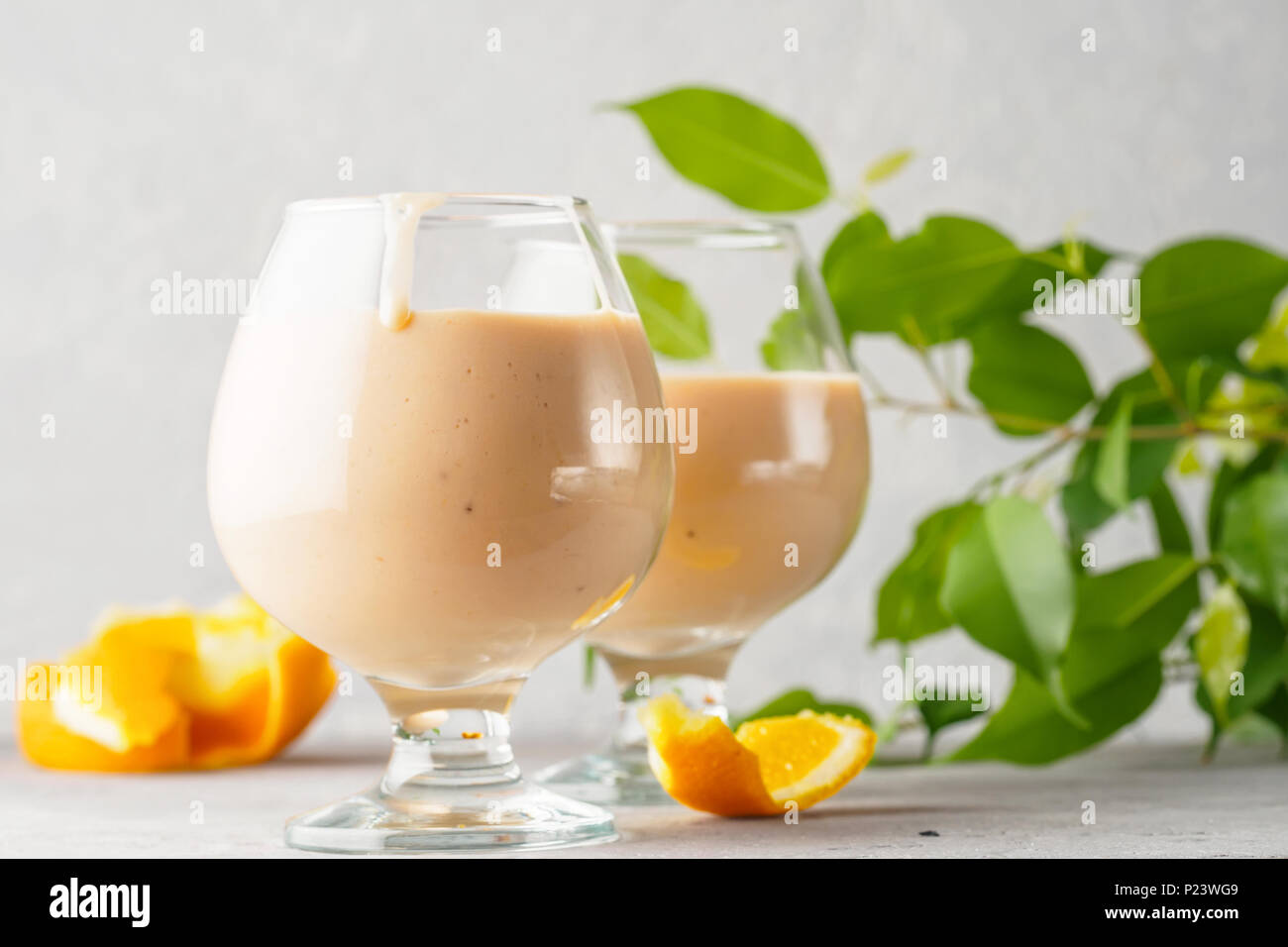Zwei cocktail Glas mit smoothies Milchshake gesunde Getränk orange Citrus peel Bananen Milch, Joghurt und Eis gesunde Ernährung Essen Stockfoto