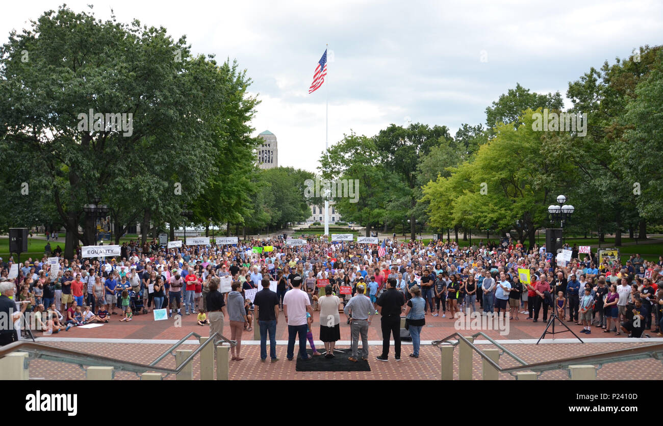ANN ARBOR, MI - 23 AUG 13: Geistliche eine Kundgebung in Solidarität mit der Adresse vom Zähler - demonstranten von Charlottesville, VA in Ann Arbor, MI am 13. August Stockfoto