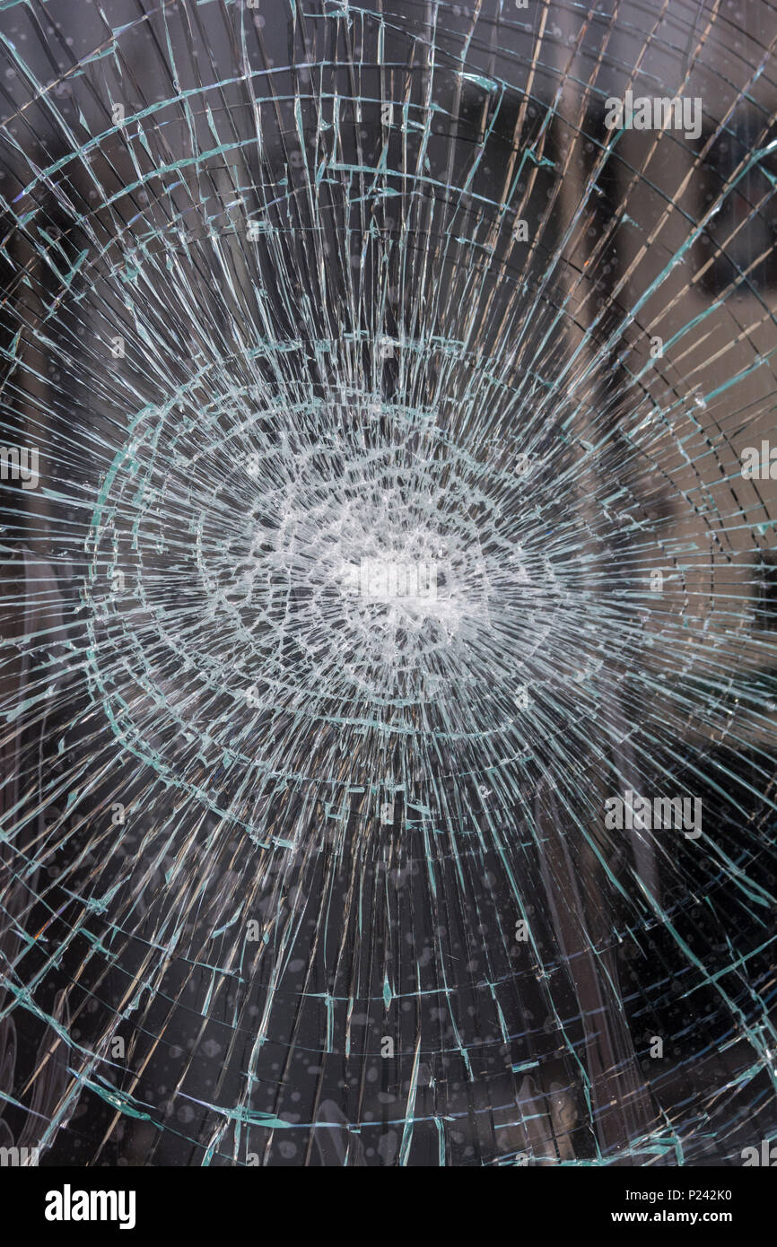 Zerbrochenes Glas/Shattered Glas Schaufenster in Truro, Cornwall. Metapher Rezession, High Street Verschlüsse, leerstehende Geschäfte, Vandalismus, Risse Glas. Stockfoto