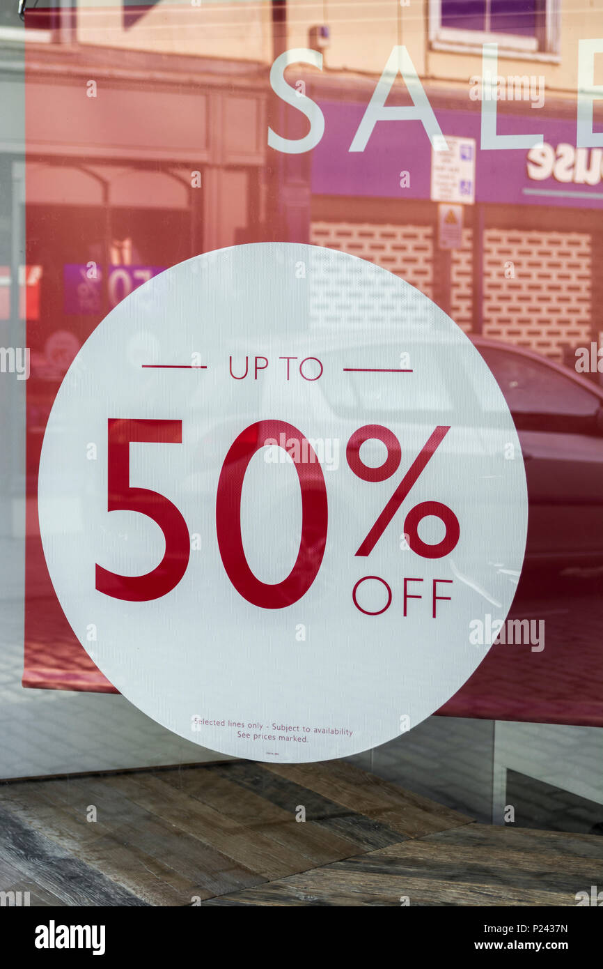 Sommer Verkäufe Zeichen in Truro (Cornwall) Schaufenster. Metapher High Street squeeze, Einzelhandel zusammendrücken. Stockfoto