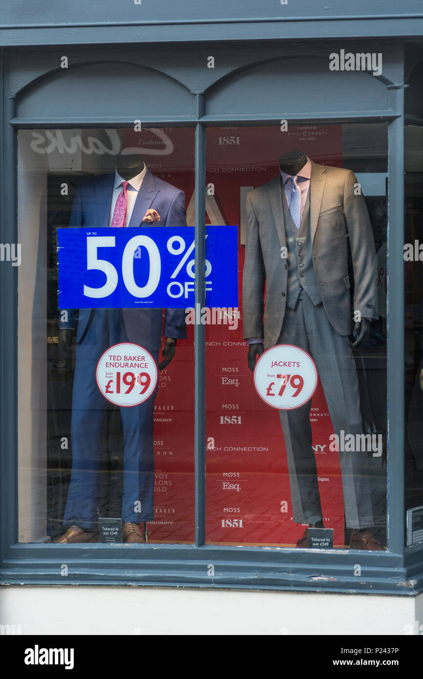 Sommer Verkäufe Zeichen in Truro (Cornwall) Schaufenster. Metapher High Street squeeze, Einzelhandel zusammendrücken. Stockfoto