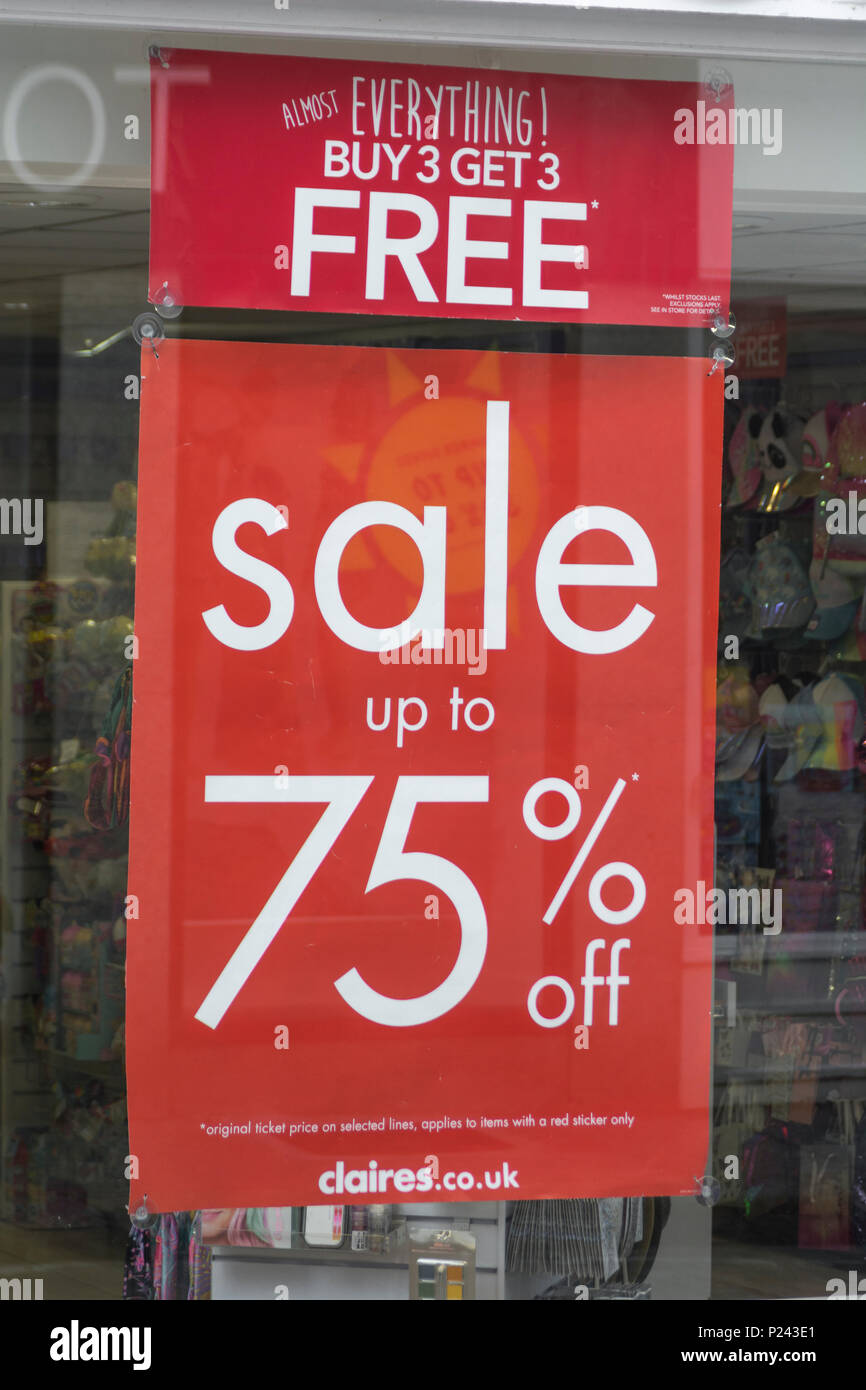Sommer Verkäufe Zeichen in Truro (Cornwall) Schaufenster. Metapher High Street squeeze, Einzelhandel zusammendrücken. Stockfoto