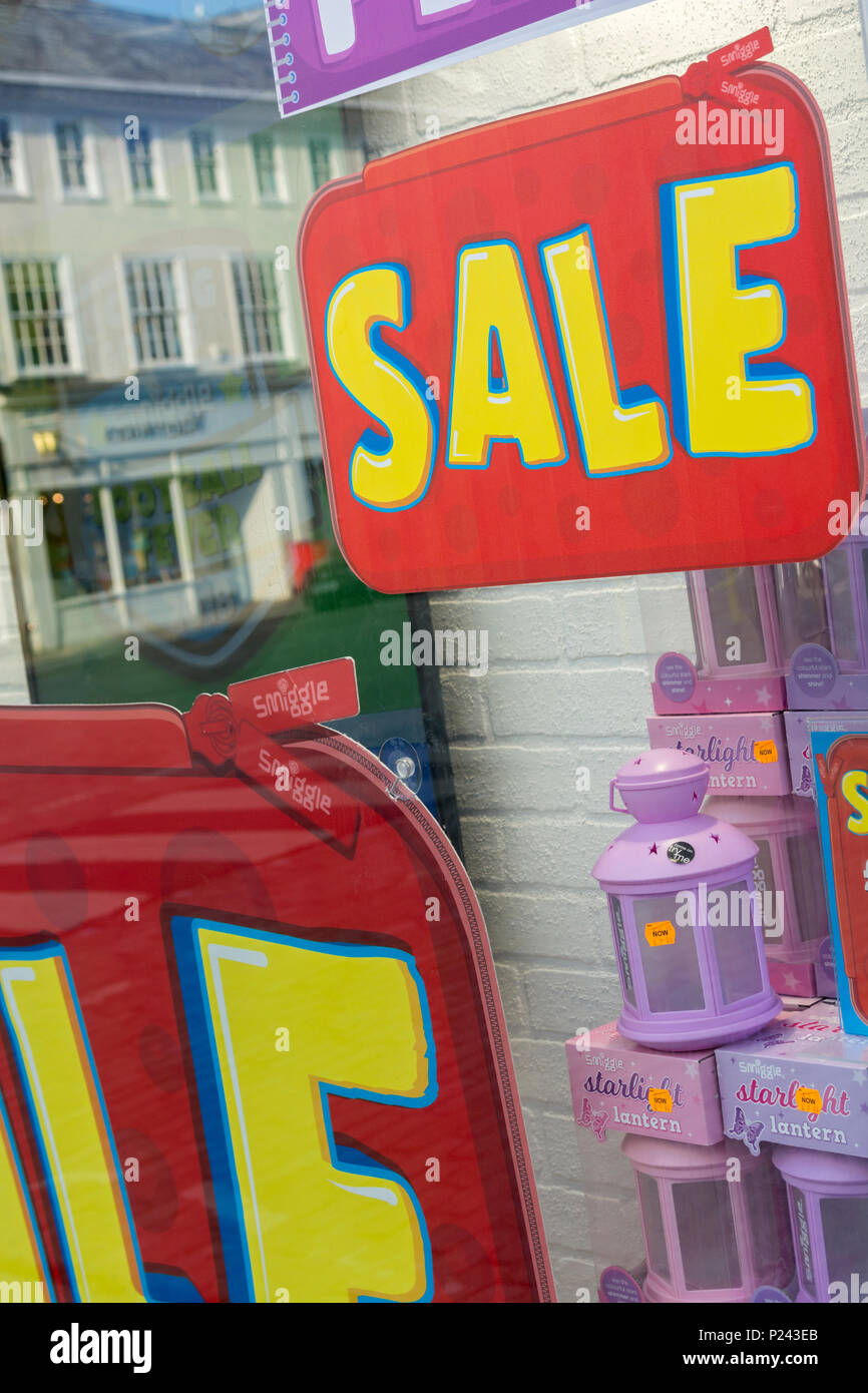 Sommer Verkäufe Zeichen in Truro (Cornwall) Schaufenster. Metapher High Street squeeze, Einzelhandel zusammendrücken. Stockfoto