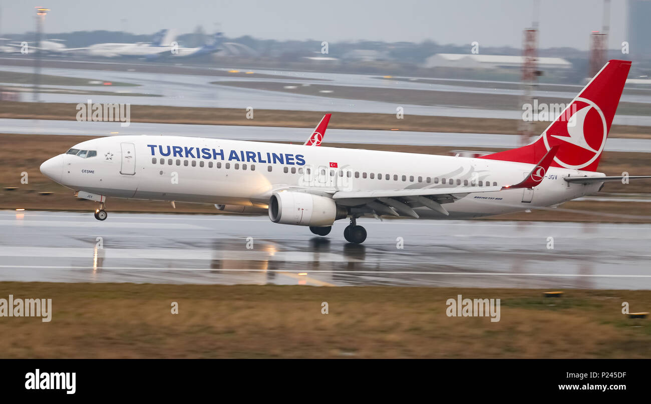 ISTANBUL, Türkei - 04. MÄRZ 2018: Turkish Airlines Boeing 737-8 F2 (CN 34419) Landung Flughafen Istanbul Atatürk. Dein ist die Fluggesellschaft der Türkei w Stockfoto