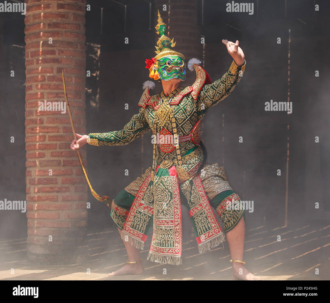 Thotsakan (zehn Gesichter giant) in Khon oder traditionelle thailändische Pantomime als kulturelle tanzen Kunst Performance in Masken auf die Zeichen in R basierte gekleidet Stockfoto