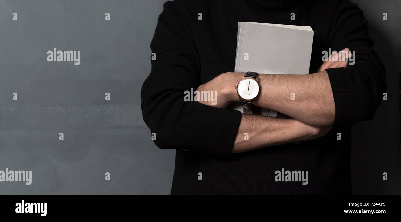 Nahaufnahme auf ein Mann hält eine Bibel in der Shopping Mall, Glauben, Konzept Stockfoto